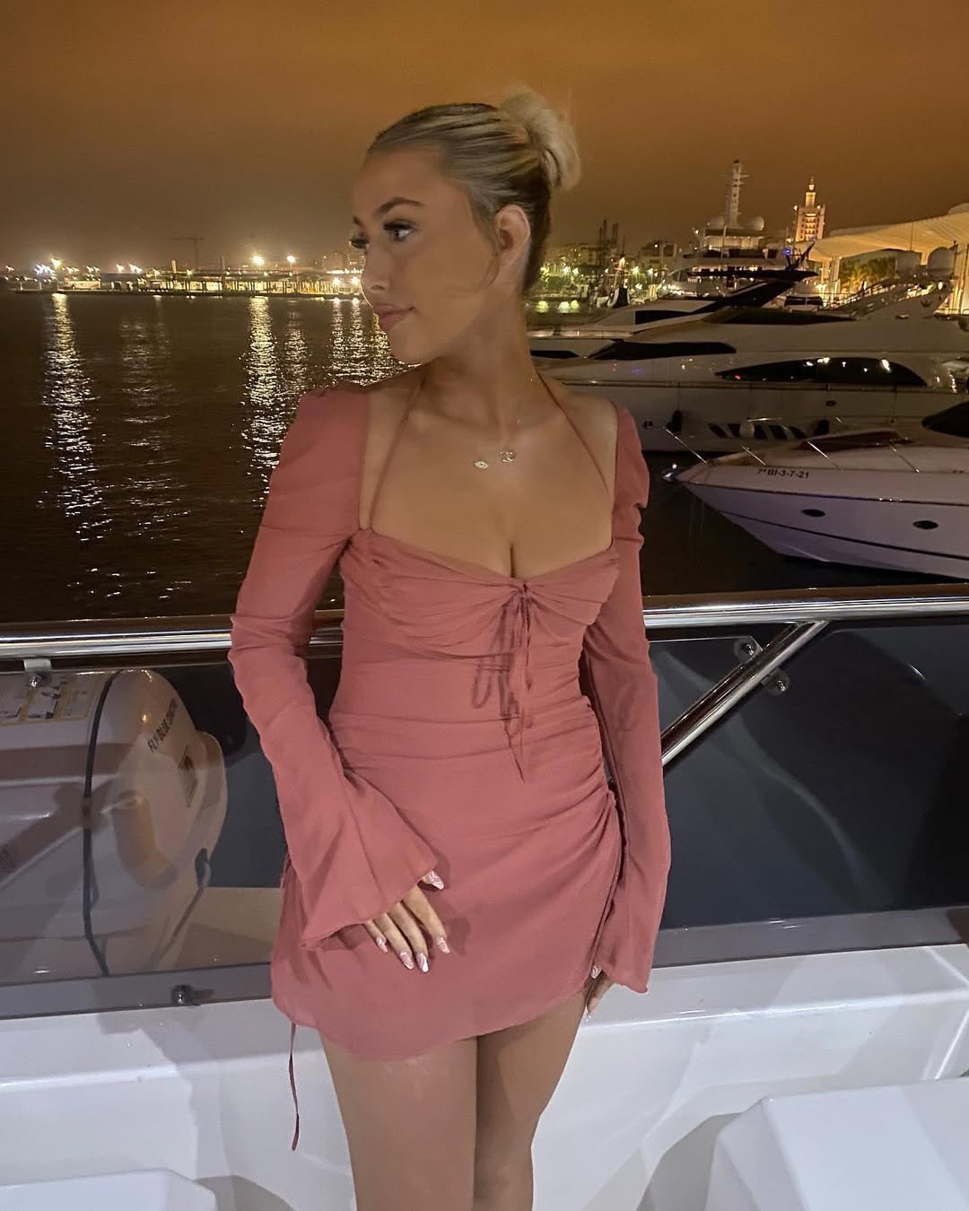 Aussie baddie shows off bush and plays with herself #EOY8LmTk