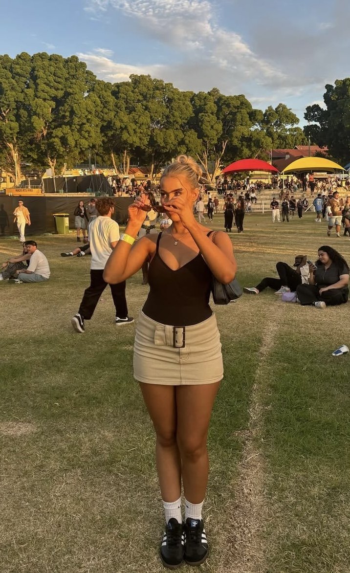 Aussie baddie shows off bush and plays with herself #qEgx3PBO