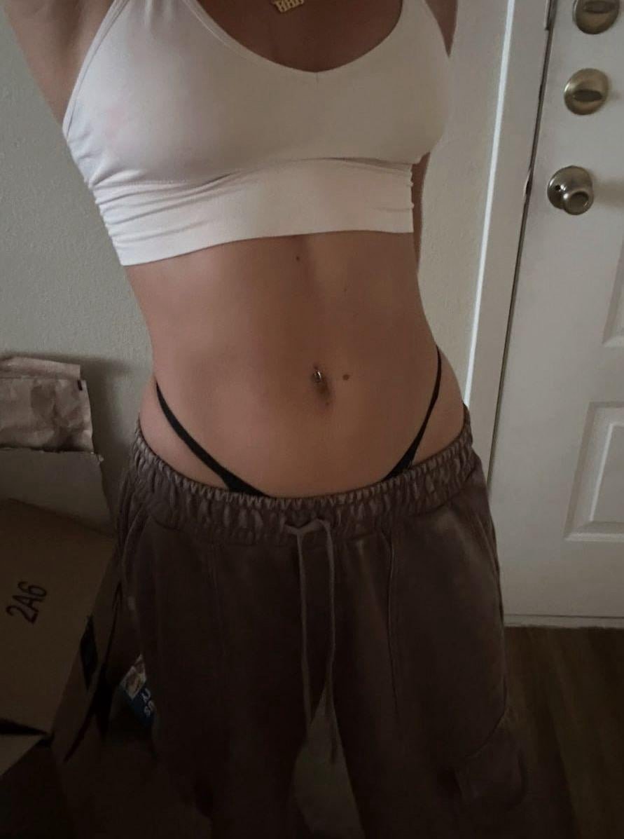 WHITE BITCH SENDS NUDES BEHIND BFS BACK #rXMRUt6m